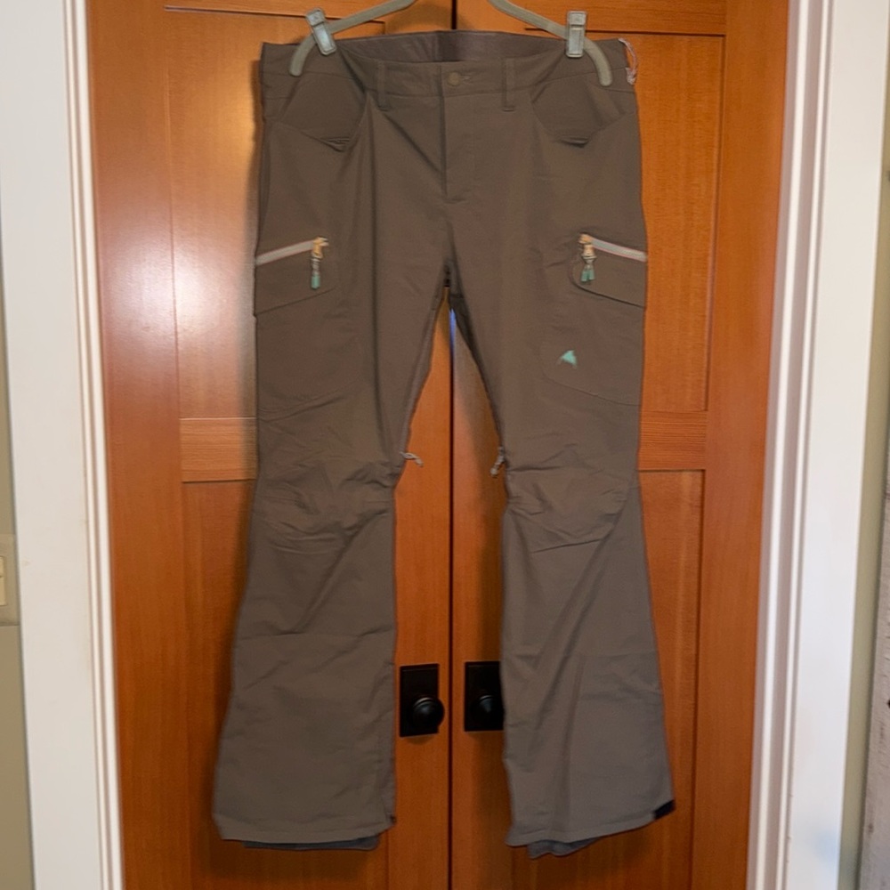 NWOT women’s Burton snow pants